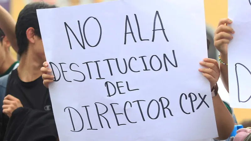 Protestan en Xalapa por presunta imposición de directora en el Colegio Preparatorio
